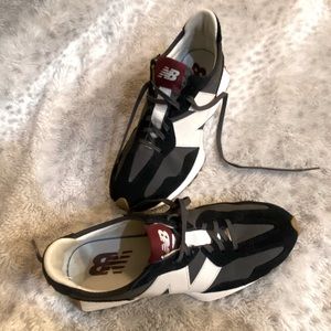 New Balance 327 size 9. Worn 3 times. Like new.
